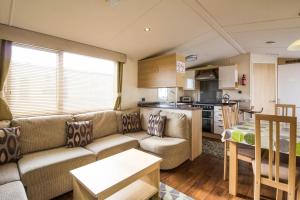 Ruang duduk di Brilliant 8 Berth Caravan At Haven Caister Holiday Park In Norfolk Ref 30024d