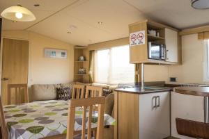 Virtuvė arba virtuvėlė apgyvendinimo įstaigoje Brilliant 8 Berth Caravan At Haven Caister Holiday Park In Norfolk Ref 30024d