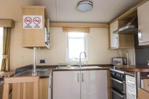 Virtuvė arba virtuvėlė apgyvendinimo įstaigoje Brilliant 8 Berth Caravan At Haven Caister Holiday Park In Norfolk Ref 30024d