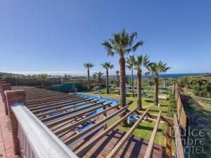una vista aérea de una piscina con palmeras en Dulce Nombre Tarifa, en Tarifa