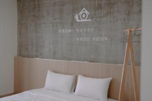A bed or beds in a room at Huiwei B&B
