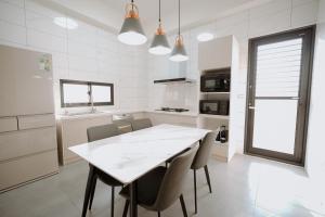 A kitchen or kitchenette at Huiwei B&B