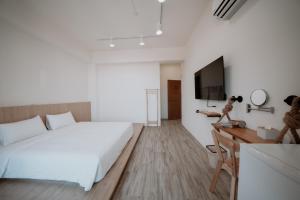 A bed or beds in a room at Huiwei B&B