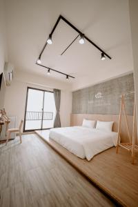 A bed or beds in a room at Huiwei B&B