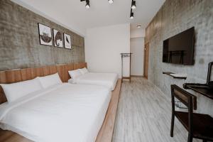 A television and/or entertainment centre at Huiwei B&B