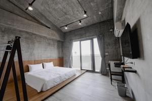 A bed or beds in a room at Huiwei B&B