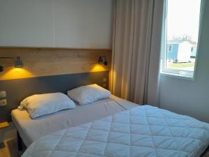 Postel nebo postele na pokoji v ubytování Vakantiepark Breebos + 37 fotografií