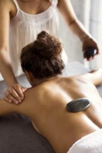 Una donna che si fa fare un massaggio alla schiena da un terapista. di Areias do Seixo Hotel a Santa Cruz