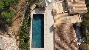 una vista aérea de una casa con piscina en Sky Garden Mallorca - Ca'n Tomeu, en Bunyola