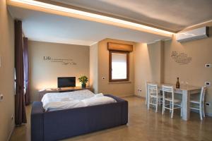 Il comprend une chambre avec un lit, un bureau et une cuisine. dans l'établissement Vanda Luxury House near Gardaland and Garda Lake, à Castelnuovo del Garda