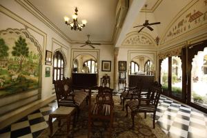 Posezení v ubytování Hotel Narain Niwas Palace