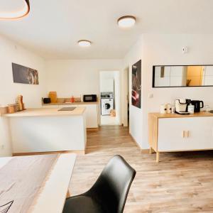 cocina y comedor con mesa y sillas en Golden Apartment Schwabach, en Schwabach