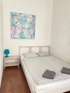 シフィノウイシチェにあるPlatan 17のベッドルーム1室(ベッド1台付)が備わります。壁には絵画が飾られています。