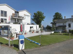 einer Gaspumpe vor einem Gebäude in der Unterkunft Appartement Nr 10 im Sonnenbad in Sassnitz