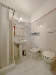 ヴェローナにあるRichi Rent 02のバスルーム(トイレ、洗面台、シャワー付)
