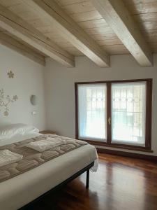 ヴェローナにあるRichi Rent 02の白い部屋(ベッド1台、窓2つ付)
