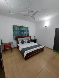 a bedroom with a bed and a ceiling at OYO Naveen Residancy in Gurgaon