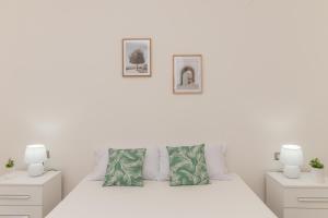 una camera bianca con un letto e due lampade di Casa Belvedere With A/C - Happy Rentals a Codrongianos