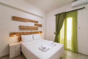 Postel nebo postele na pokoji v ubytování Hotel Sunshine Matala