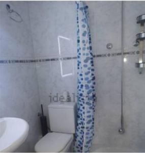 y baño con ducha, aseo y lavamanos. en HABITACION INDIVIDUAL, en Valencia