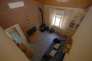 ein Wohnzimmer mit Sofa und TV in der Unterkunft Gregal 1113 in Torroella de Montgrí