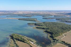 una vista aérea de un grupo de lagos e islas en Chambre tout équipée, en Lacroix-sur-Meuse