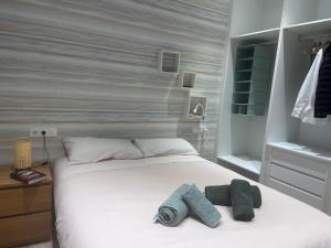 1 dormitorio con 1 cama con toallas en Apartamento Centro León GVSM, en León