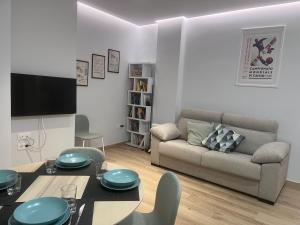 sala de estar con mesa y sofá en Apartamento Centro León GVSM, en León