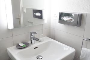 Baðherbergi á Hotel Bären Suhr