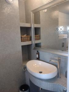 ein Bad mit einem Waschbecken und einem Spiegel in der Unterkunft Villa Park Wisełka Spa & Wellness in Wisełka