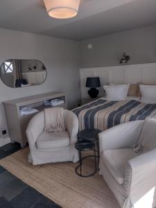 ビセウカにあるVilla Park Wisełka Spa & Wellnessのベッド1台と椅子2脚が備わるホテルルームです。