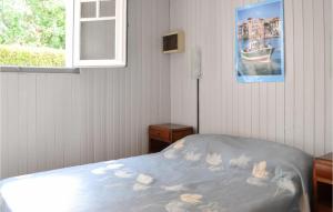 ein Schlafzimmer mit einem Bett mit Vögeln darauf in der Unterkunft Beautiful Apartment In Capbreton in Capbreton