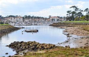 ein Gewässer mit Booten in einem Hafen in der Unterkunft Beautiful Apartment In Capbreton in Capbreton + 15 Fotos
