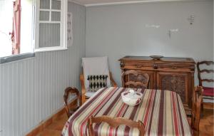 ein Esszimmer mit einem Tisch und einem Stuhl in der Unterkunft Beautiful Apartment In Capbreton in Capbreton