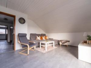 un soggiorno con divano e tavolo di Haus Pia a Pfalzgrafenweiler