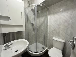 Bilik mandi di Spacious House 4 Bedrooms, 2 Bathrooms - Short & Long Stays, Contractors - Leisure