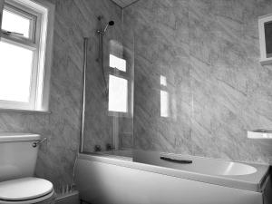 Bilik mandi di Spacious House 4 Bedrooms, 2 Bathrooms - Short & Long Stays, Contractors - Leisure