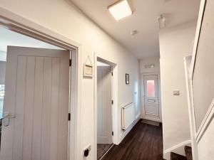 un pasillo con una puerta que conduce a un pasillo con un pasillo en Spacious House 4 Bedrooms, 2 Bathrooms - Short & Long Stays, Contractors - Leisure, en Derby
