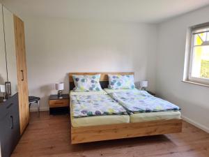 Schlafzimmer mit einem Bett und einem Fenster in der Unterkunft Ferienwohnung Sandra in Barth