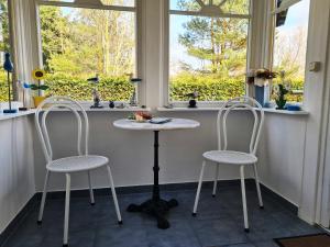 two chairs and a table in front of a window at Ferienwohnung Sandra in Barth