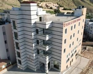 een architectonische weergave van een gebouw met balkons bij Petra Icon Hotel in Wadi Musa