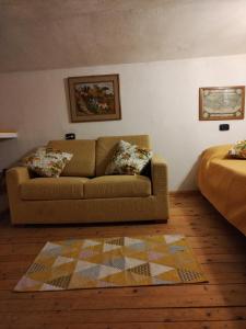 un soggiorno con divano e letto di AgriHouse Orvieto a Morrano