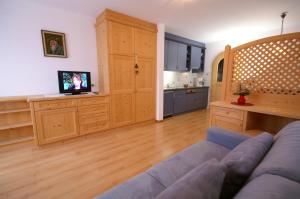 TV a/nebo společenská místnost v ubytování Appartamenti Residence Pars