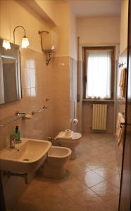 bagno con servizi igienici bianchi e lavandino di Hotel Aquila a Scoppito