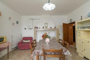 comedor con mesa y silla roja en Appartamento Stella, en Chianni 18 fotos más