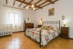 1 dormitorio con 1 cama y 1 cuna en Appartamento Stella, en Chianni
