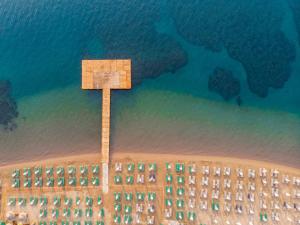 un edificio en la playa junto al océano en Orka Lotus Beach, en Marmaris