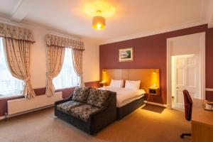 Cama ou camas em um quarto em Tregenna Castle Resort