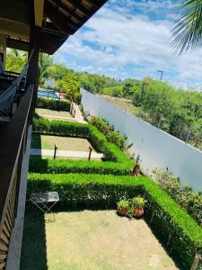 卡馬薩里的住宿－Reserva Eco Itacimirim，房屋的阳台享有河景。