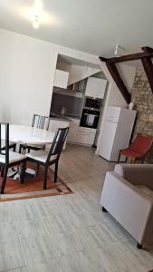 Kuchyň nebo kuchyňský kout v ubytování Appartement 1chambre et 1salon